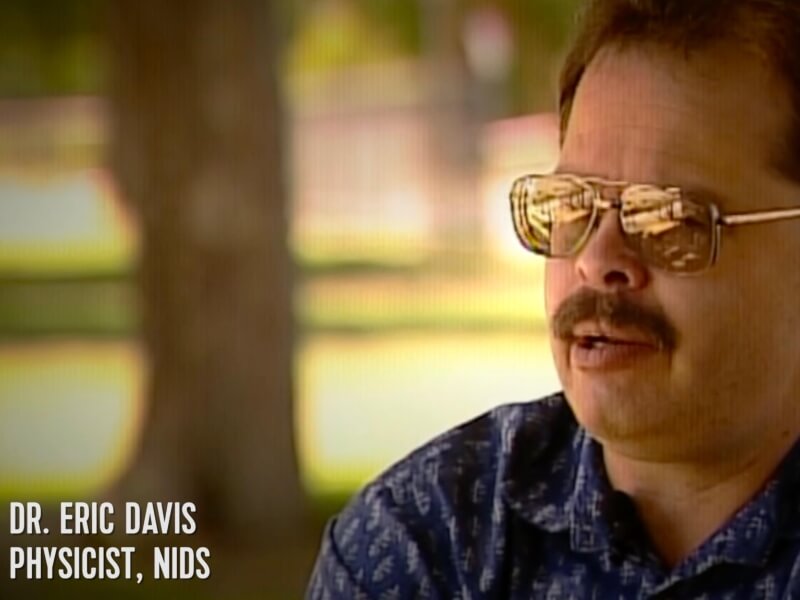 Eric W. Davis é doutor em astrofísica pela University of Arizona Eric W. Davis é doutor em astrofísica pela University of Arizona